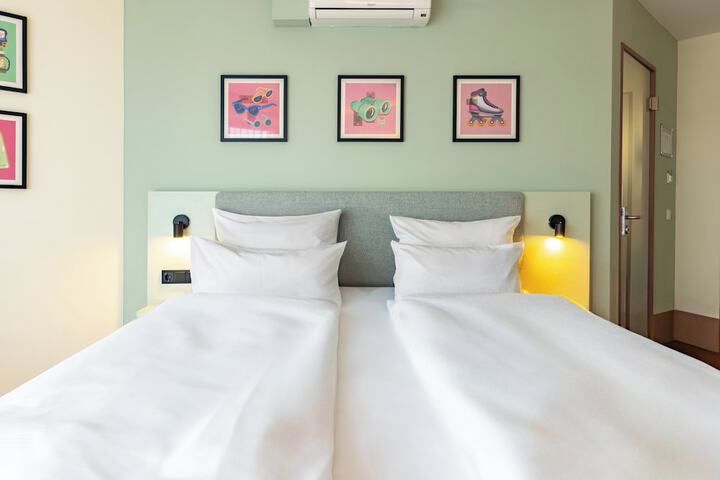 Room 21 of 145