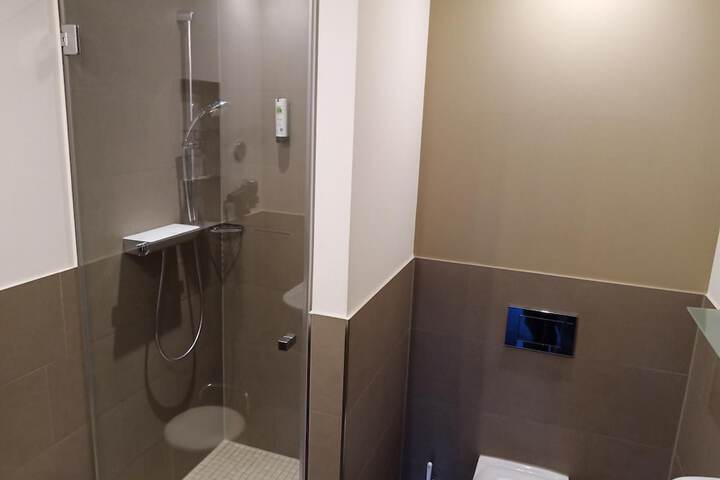 Room 15 of 32