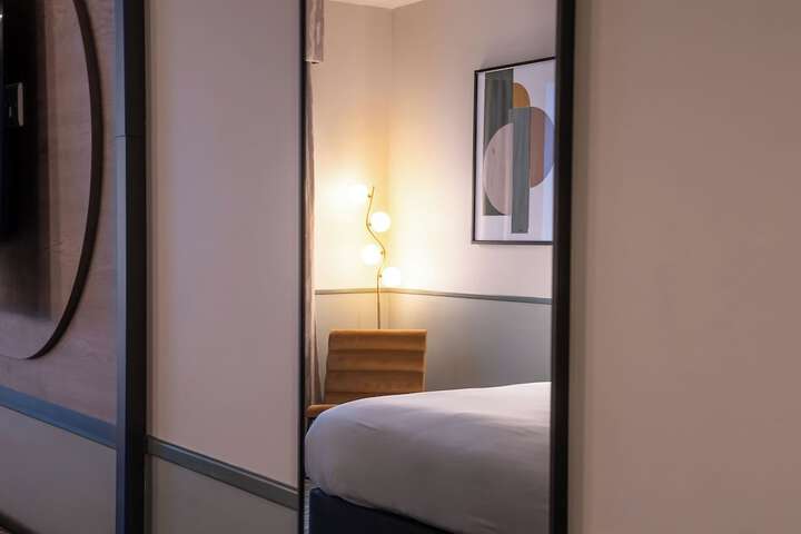 Room 25 of 102