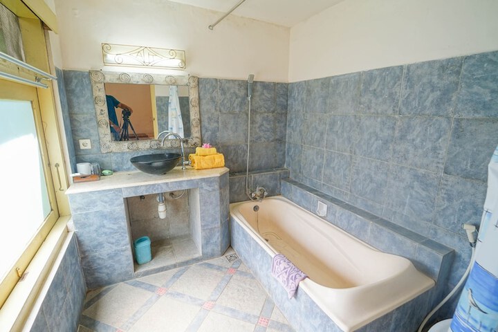 Deep soaking bathtub