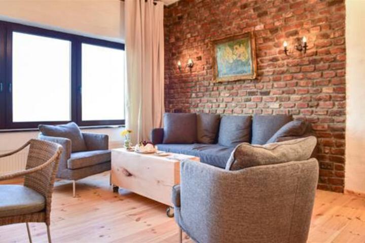 Lounge 43 of 67