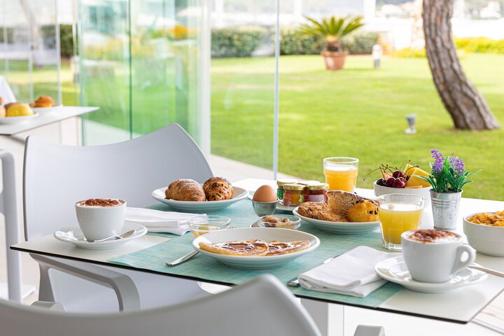 Breakfast/Coffee Service 109 of 140