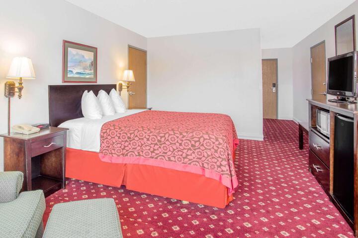 1 Queen Bed Accessible (1 of 15)