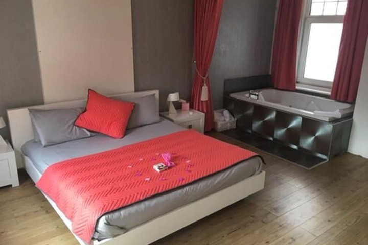 Room 4 of 74