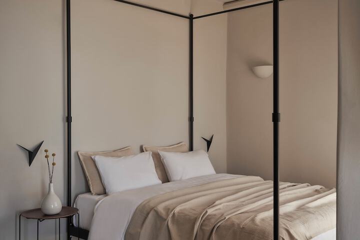 Room 27 of 79