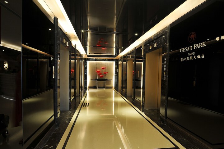 Ballroom/Hall 45 of 58