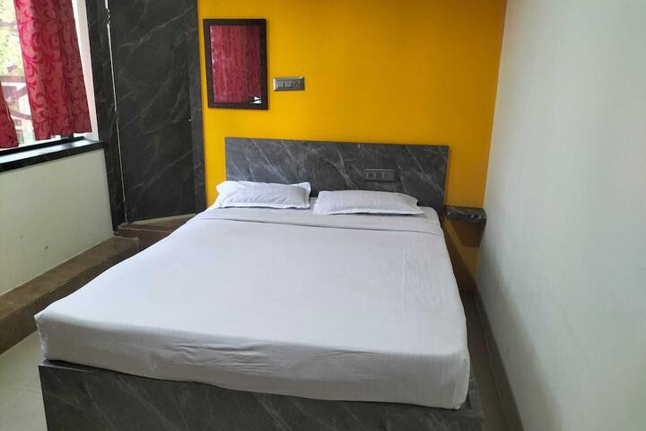 Room 5 of 16