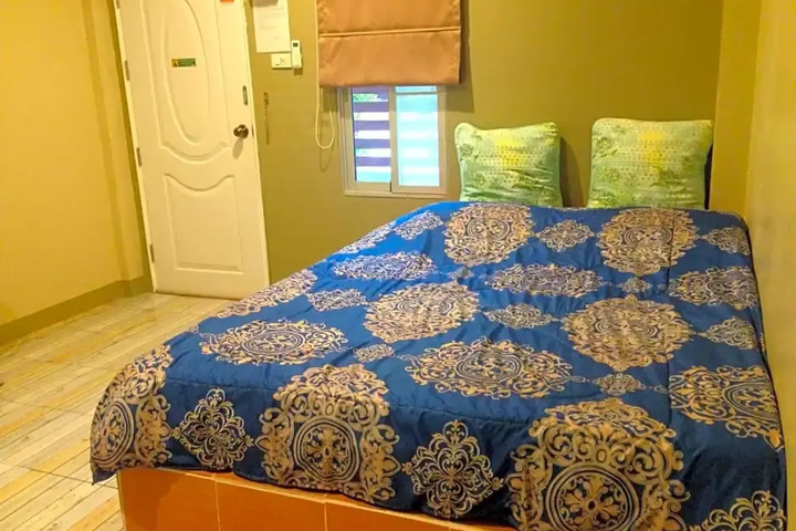 Room 4 of 9