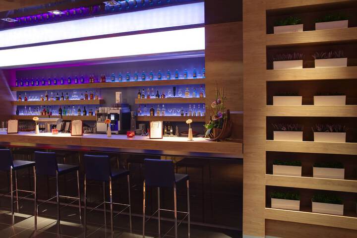 Lounge 19 of 25