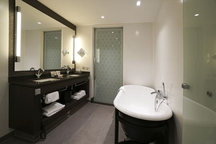 Room 27 of 48