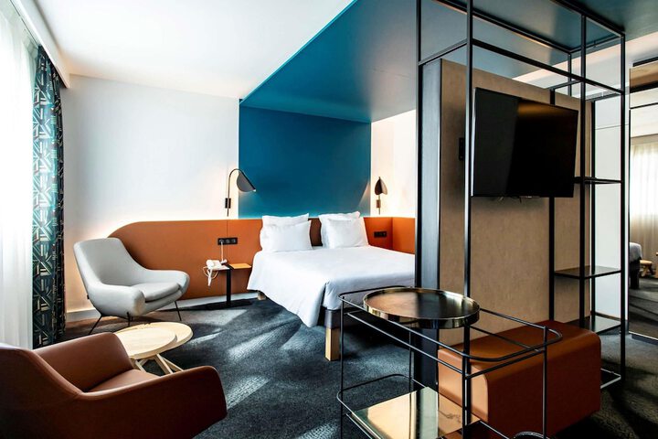 Room 13 of 185