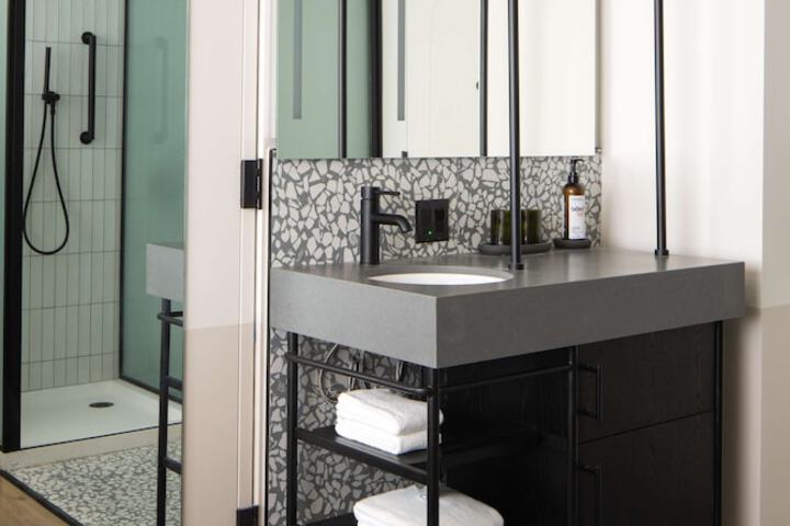 Compact 1 Queen Room (8 of 26)