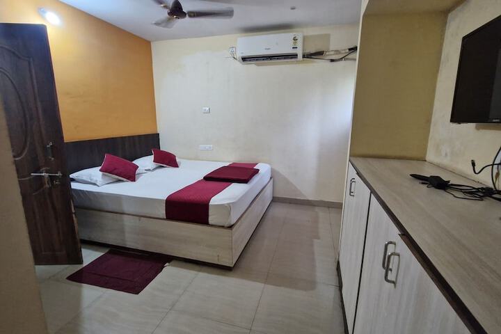 Room 10 of 28