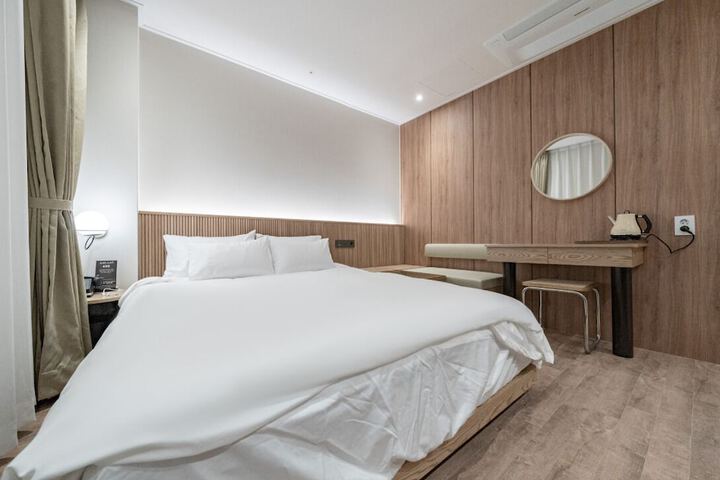 Room 2 of 6