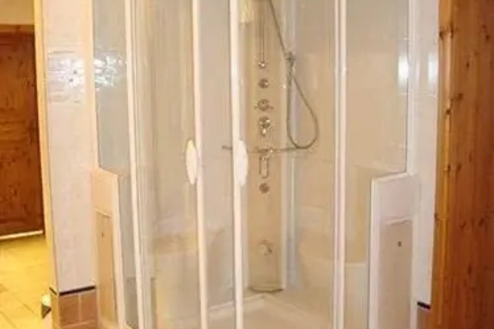 Room 7 of 12