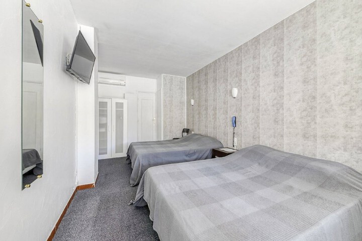 Room 6 of 32