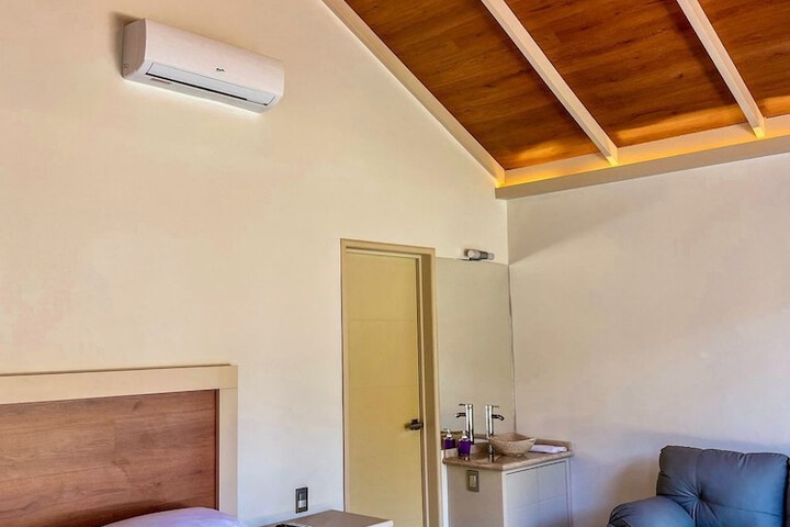 Room 2 of 10
