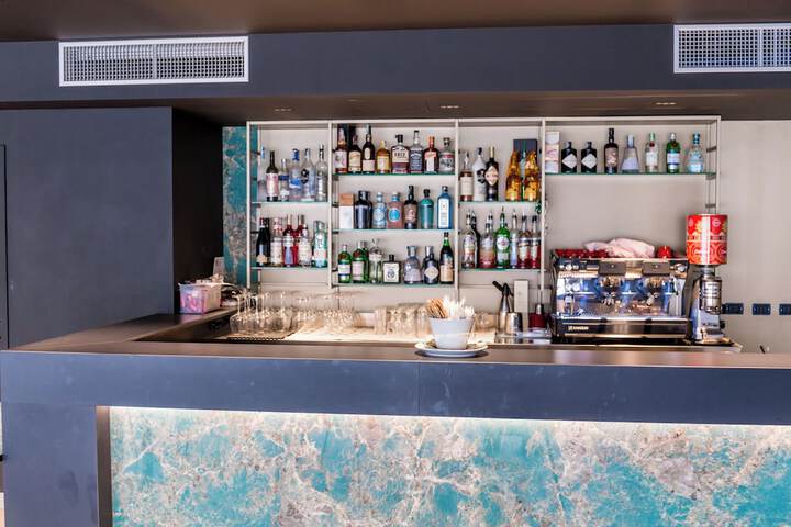 Lounge 92 of 107