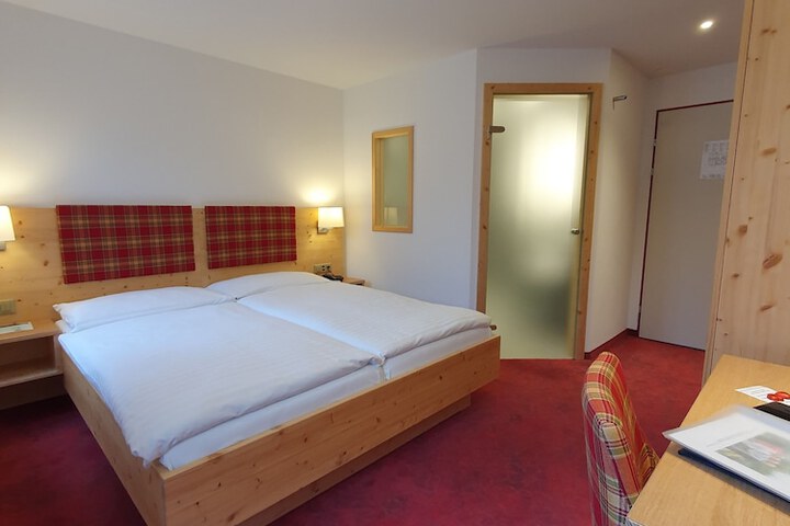 Room 4 of 37