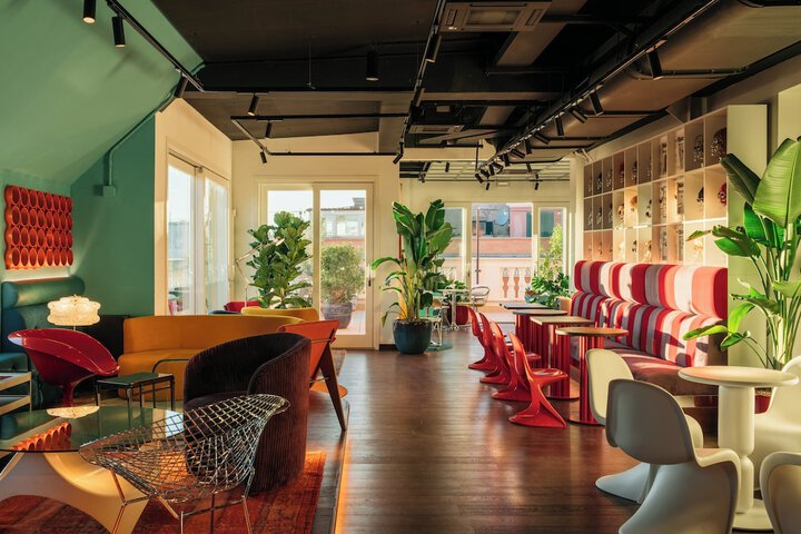Lounge 45 of 60