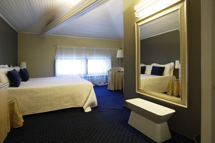 Room 12 of 32