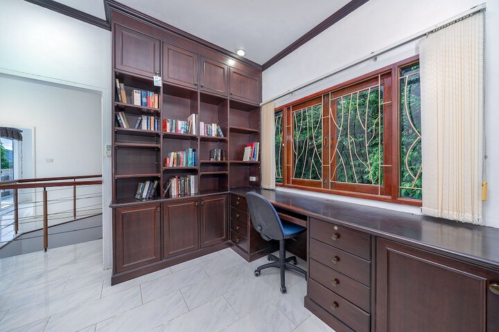 Room 10 of 100