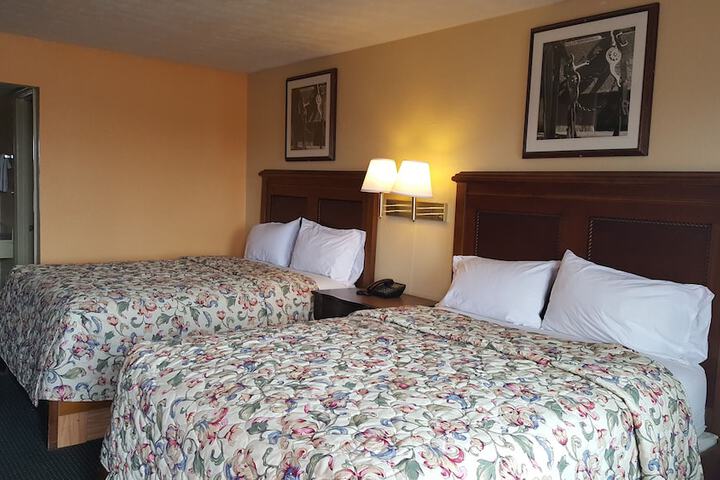 2 Queen Beds (1 of 9)