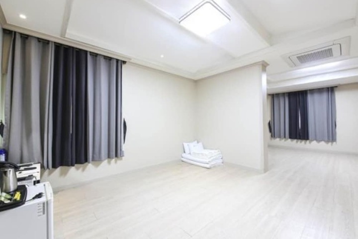 Room 21 of 37