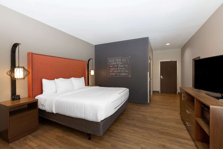 1 King Bed (8 of 13)