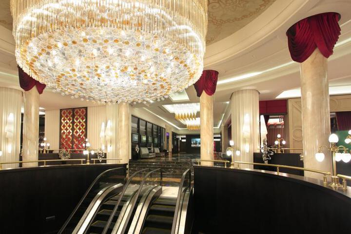 Royal Plaza Hotel & Casino