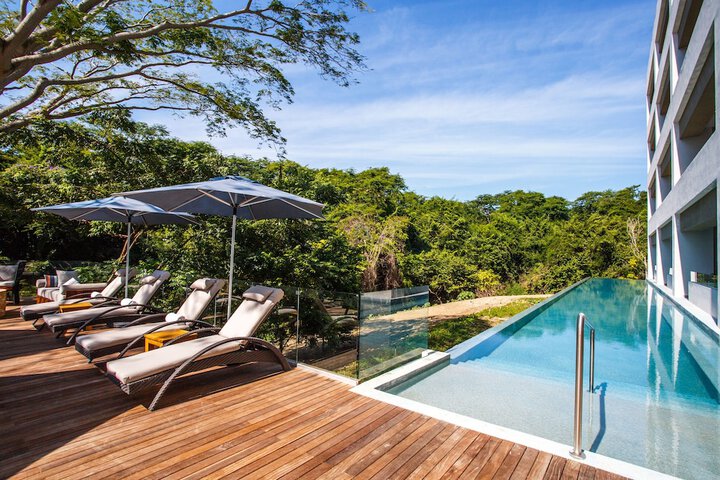 Sundeck 550 of 599