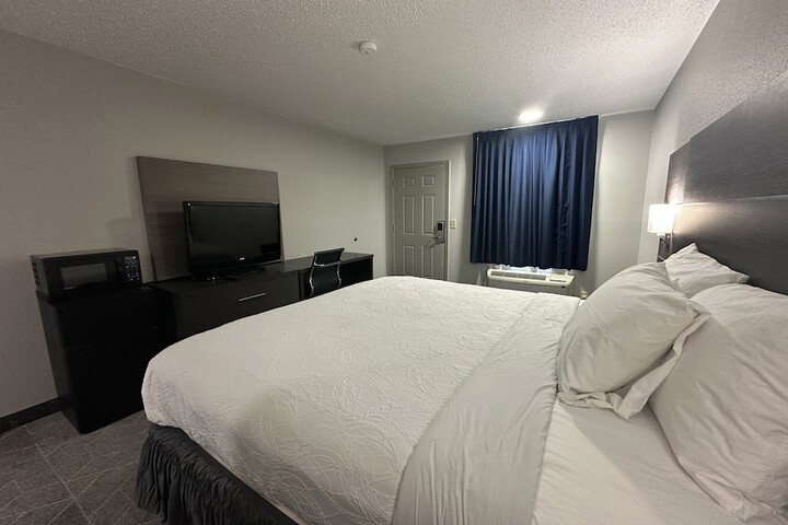 1 King Bed (3 of 8)