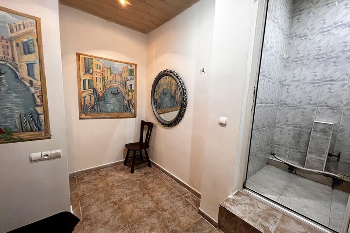 Room 17 of 42