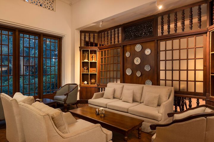 Lounge 44 of 67