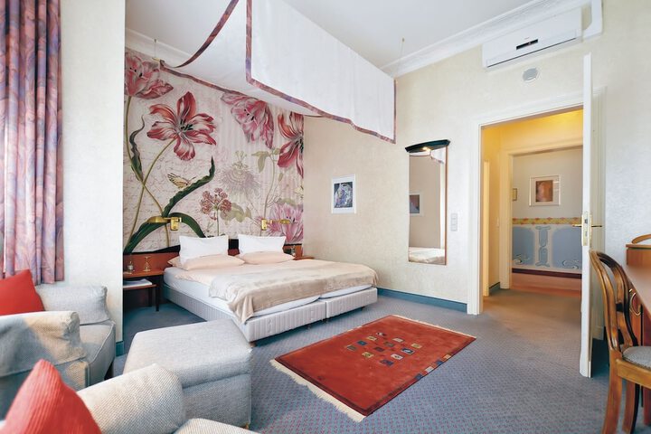 Room 3 of 43