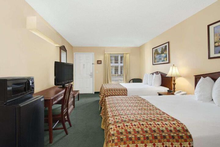 2 Queen Beds (2 of 5)