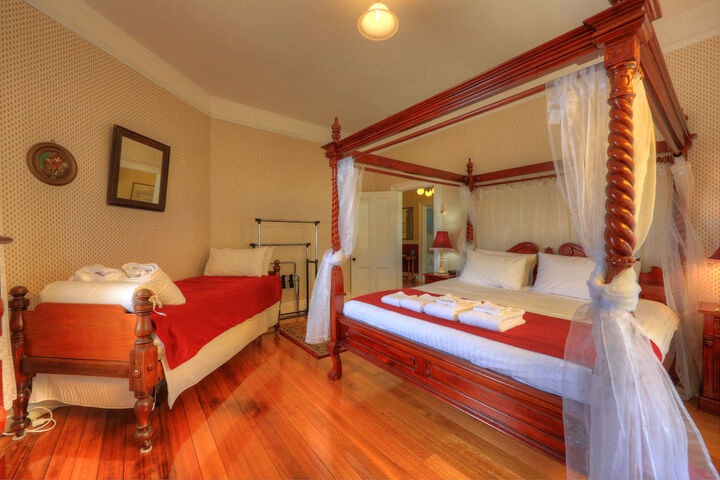 Room 4 of 33