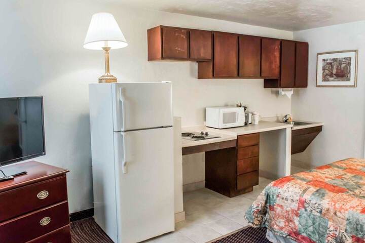 Efficiency 2 Queen Beds (3 of 13)