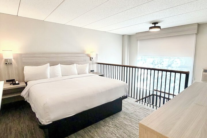 Room 32 of 100