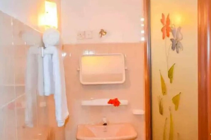 Room 5 of 6