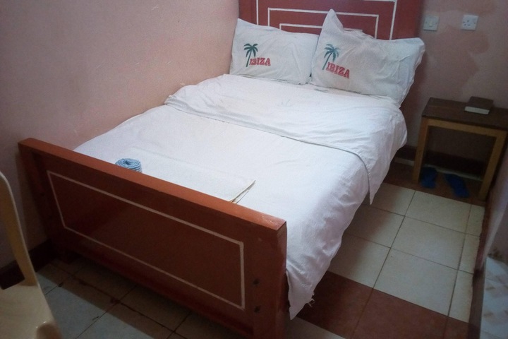 Room 4 of 18