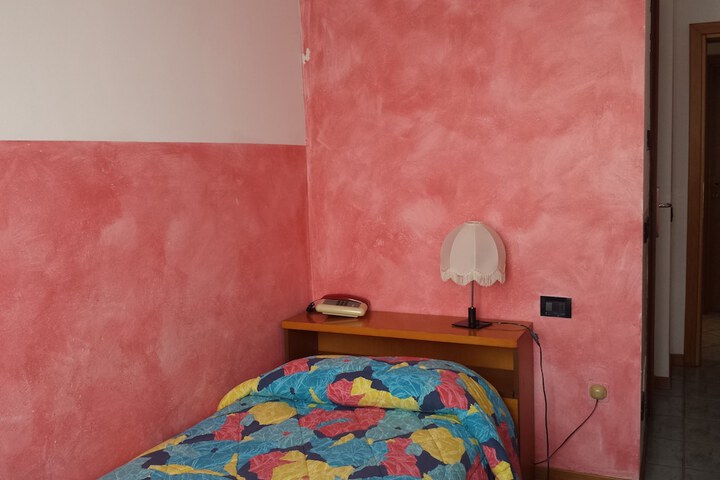 Room 9 of 34
