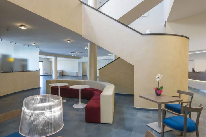 Lobby lounge