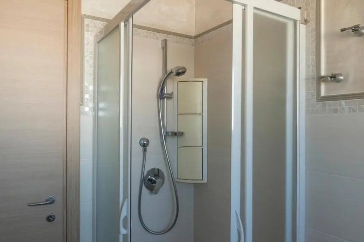 Room 7 of 16