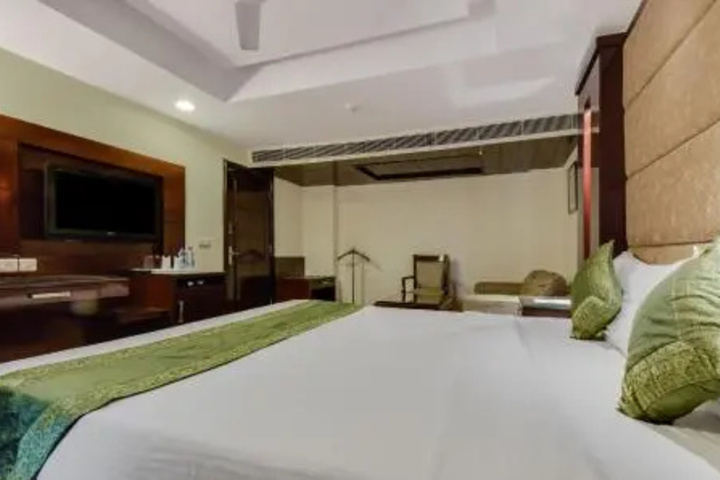 Room 6 of 16