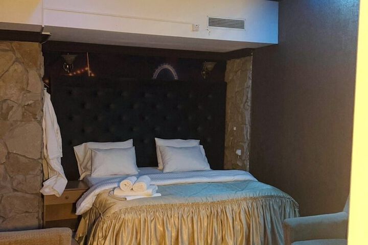 Room 8 of 17
