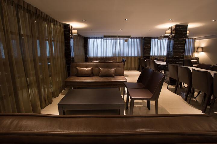 Lounge 47 of 49