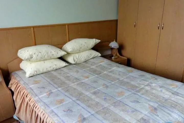 Room 4 of 8