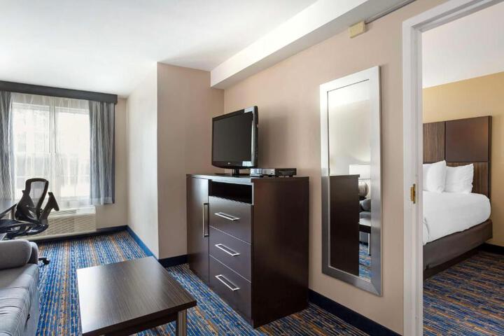 1 Queen Bed High Speed Internet Accessible Refrigerator, Coffee Maker, Hairdryer Full Breakfast (17 of 26)