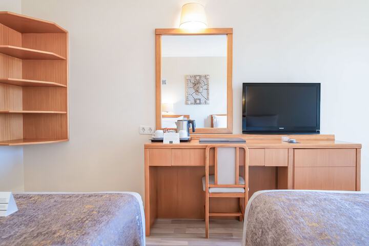 Room 27 of 203